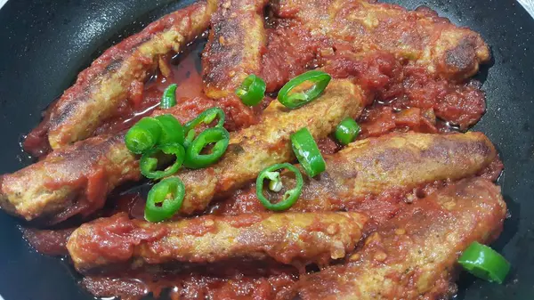 Pyszne pikantny domowy smażony Kebab z zielonym pieprzem — Zdjęcie stockowe