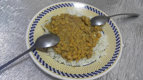 伝統的なアジアのホームメイドのスパイシーなレンズ豆や豆皿 — ストック写真