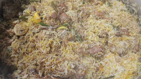 Z bliska widok biryani kurczaka gotowanego ryżu z tradycyjnej receptury — Zdjęcie stockowe