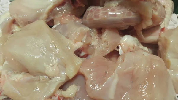 Közeli kilátás a nyers csirkehús a szupermarketben — Stock Fotó