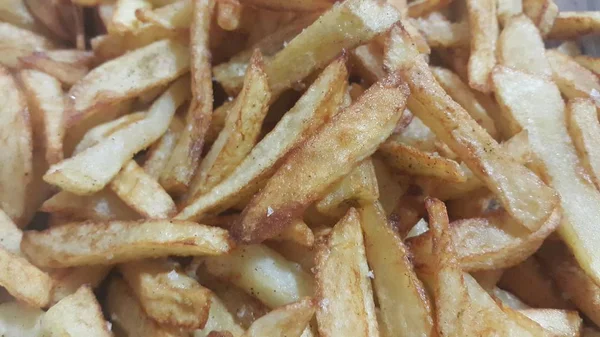 Vue rapprochée des frites de pommes de terre ou des bâtonnets de pommes de terre rôtis — Photo