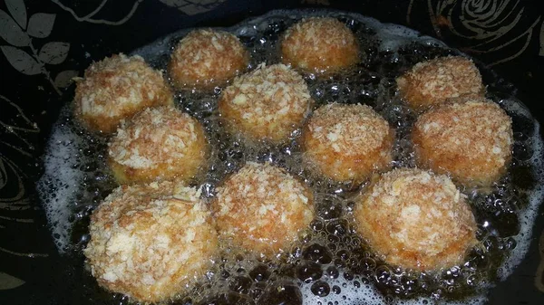 Closeup view of fried pizza bombs or pizza balls are altered form of pizza. — Stock Photo, Image