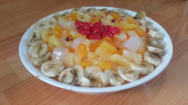 Trifle de fruits doux crémeux savoureux avec des tranches de banane superposées à la surface — Photo