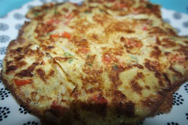 Biber ve baharatlı yumurta omletinin yakın plan görüntüsü.