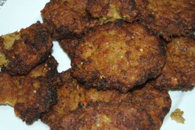 Beyaz seramik plaka içinde servis edilen lezzetli baharatlı kızarmış yuvarlak Kebap