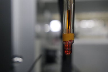 ph sayacının yakın görüntüsü, bir kimya laboratuvarında ph 'yi ölçmek için bir aygıt