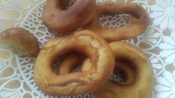 Close-upuitzicht op een set vers bereide donuts geserveerd op witte changair — Stockfoto