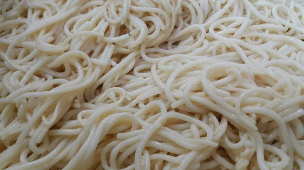 Vista da vicino di tagliatelle vorticose o pasta di spaghetti — Foto Stock
