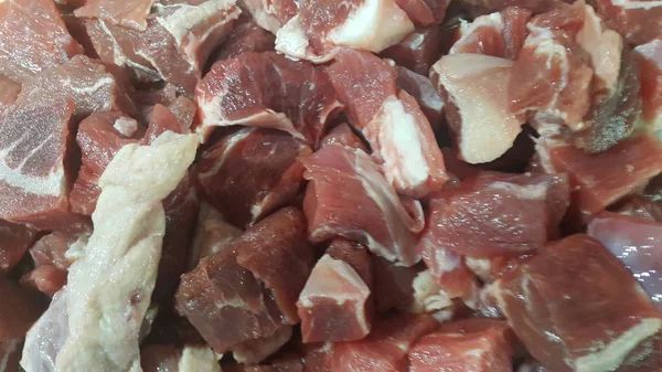 Carne roja filetes pequeños con grasa de carne blanquecina . — Foto de Stock