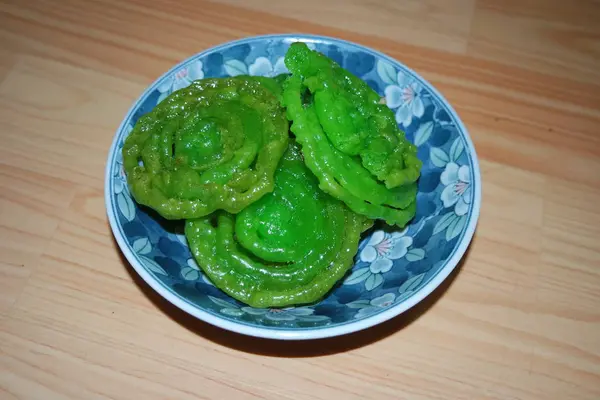 Хрустящий сладкий азиатский десерт зеленый Джалеби приготовлен и подается в керамической тарелке . — стоковое фото