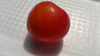 Beyaz gri arka planda kırmızı erik çekim görünümü