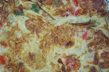 Biber ve baharatlı yumurta omletinin yakın plan görüntüsü.