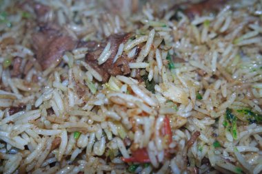 Beyaz Basmati pilavı ya da tavuk etli biryani.