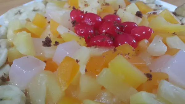 Сливочная вкусная фруктовая мелочь с банановыми ломтиками на поверхности — стоковое фото