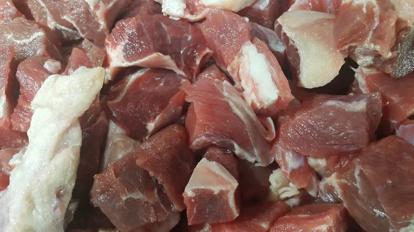 Carne roja filetes pequeños con grasa de carne blanquecina . — Foto de Stock