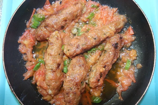 Výtečný pikantní domov smažený kebab se zelenou paprikou — Stock fotografie