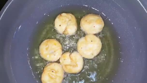 Closeup of cooking south asian sweet dish called balu shahi or baloshahi. — Stock Video