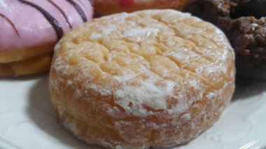 Beyaz arka planda izole renkli Donuts bir dizi çekim görünümü.