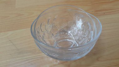 Ahşap zemine boş beyaz cam kase üst görünümü