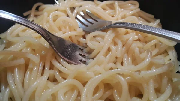 Vista de perto de macarrão rodopiando ou macarrão espaguete em uma tigela — Fotografia de Stock