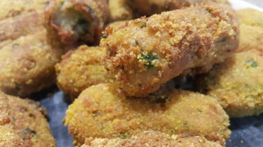 Bir çekim perspektif görünümü ile baharatlı ve lezzetli kızarmış kroket