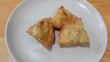 Lezzetli ev closeup beyaz arka planda Samosa veya hamur işleri gıda yaptı
