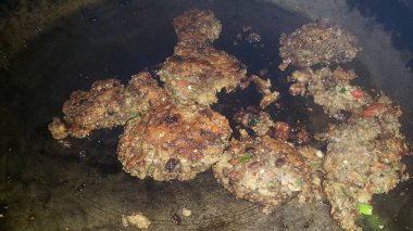 Beyaz seramik plaka içinde servis edilen lezzetli baharatlı kızarmış yuvarlak Kebap