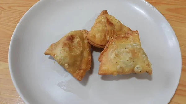 Primer plano de deliciosa samosa casera o repostería sobre fondo blanco — Foto de Stock