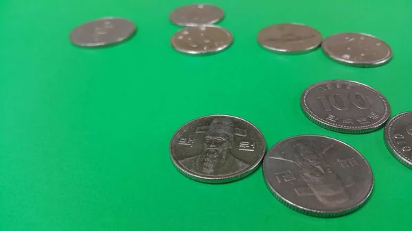 Koreaanse won munt verspreid over een groene vloer — Stockfoto
