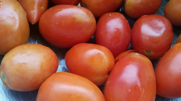 Rote Tomaten im Supermarkt zum Verkauf — Stockfoto