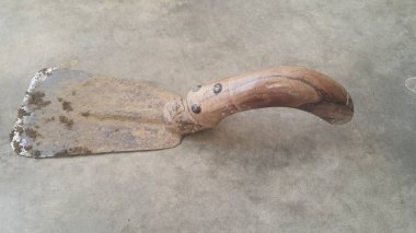 Metalik bıçak ve ahşap kolu ile eski tarzı bahçe mala closeup