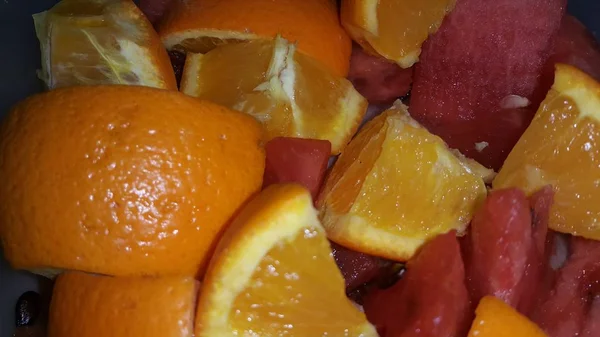 Vista de perto de frutas mistas fatias de laranjas cítricas e melancia vermelha doce — Fotografia de Stock