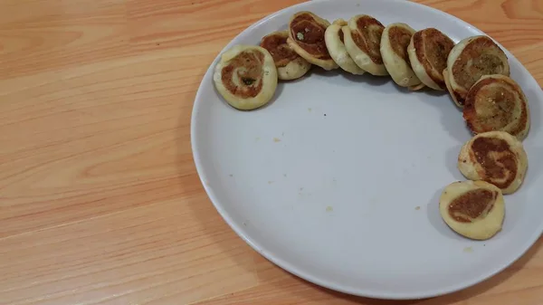 Close-up van heerlijke zelfgemaakte Pinwheel Puff gebakjes eten op witte achtergrond — Stockfoto