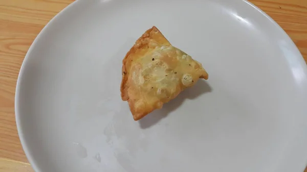 Close-up de deliciosa casa feita samosa ou pastelaria comida no fundo branco — Fotografia de Stock