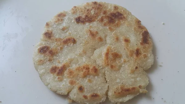 Vista de perto de pão caseiro tradicional chamado Jawar roti ou bhakri — Fotografia de Stock