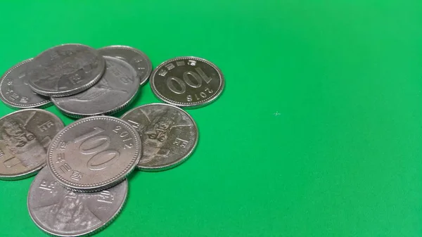 Coreano ganhou moeda espalhada por um piso verde — Fotografia de Stock