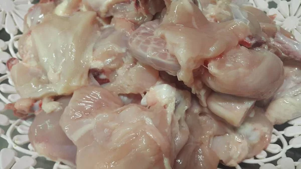 Vista de cerca de la carne de pollo cruda en la tienda de comestibles — Foto de Stock