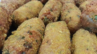 Bir çekim perspektif görünümü ile baharatlı ve lezzetli kızarmış kroket