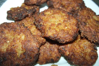 Beyaz seramik plaka içinde servis edilen lezzetli baharatlı kızarmış yuvarlak Kebap