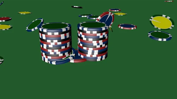 Набор фишек для покера разных цветов изолированы на зеленом фоне . — стоковое фото