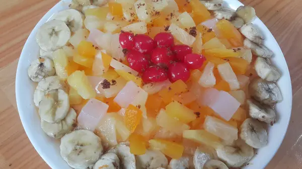 Trifle de fruits doux crémeux savoureux avec des tranches de banane superposées à la surface — Photo
