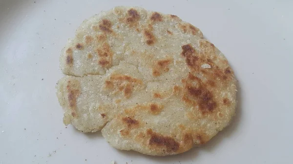 Pandangan tertutup terhadap roti tradisional buatan rumah yang disebut roti Jawar atau bhakri — Stok Foto