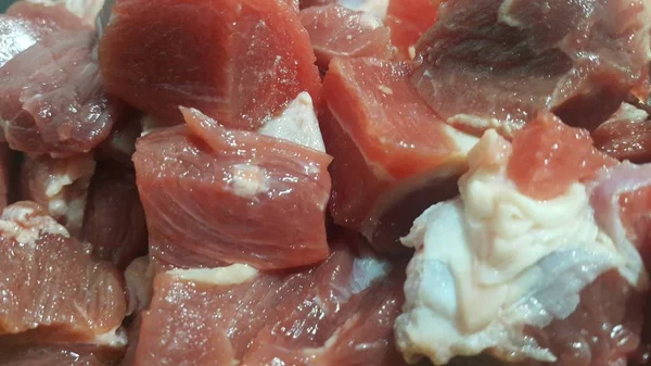 Carne roja filetes pequeños con grasa de carne blanquecina . —  Fotos de Stock