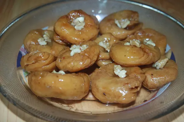 Closeup of delicious and tasty Asian sweet dish called balu shahi or baloshahi. — Stock Photo, Image