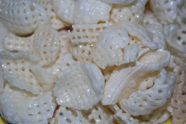 Closeup view of freshly fried chips as fast food usually eaten with tea. — Stock Photo, Image