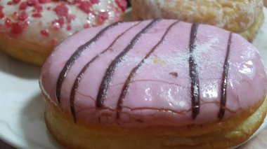 Beyaz arka planda izole renkli Donuts bir dizi çekim görünümü.