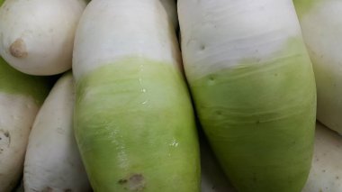 Sebze arka plan: süpermarkette büyük turp yığını.