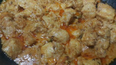 Üzerinde baharat ile haşlanmış tavuk eti küpleri yakından görünümü