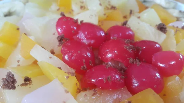 표면에 겹쳐진 바나나 슬라이스를 곁들인 크리미한 맛있는 달콤한 과일 사소한 것 — 스톡 사진