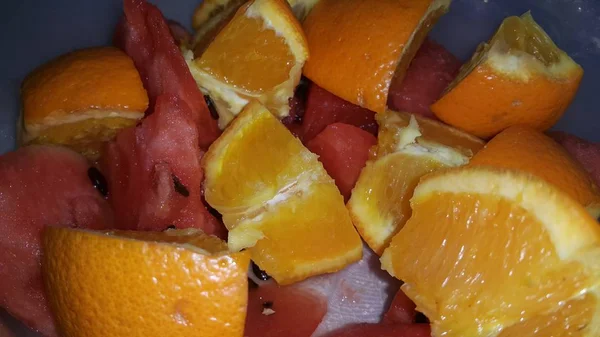 감귤류 오렌지와 달콤한 빨간 수박의 혼합 과일 조각의 클로즈업 보기 — 스톡 사진